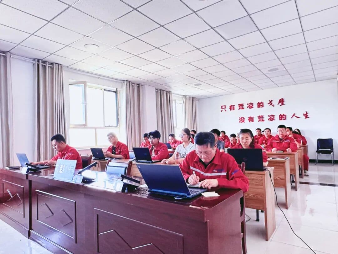办公 AI 技能培训互动现场